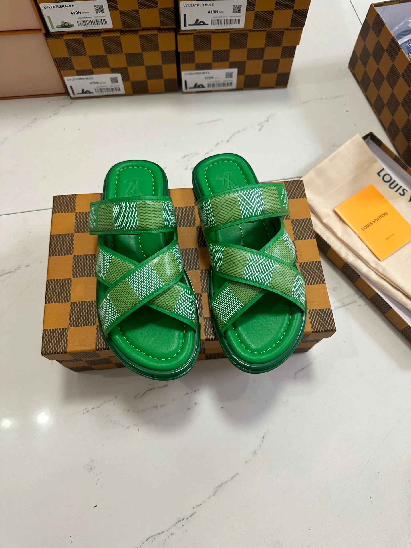 👟👟Ex-factory price 500👟👟 Top version: Men's LV Louis Vuitton L House Donkey Brand Flat Embossed Embossed Sandals This Miami sandal is made of Maxi Damier grained cow leather, copying the texture of Louis Vuitton's classic Damier canvas. The wide laces are adjustable with Velcro for a laid-back look. Paired with padded tough insole and micro outsole to ensure a light, flexible and comfortable wearing experience. Exquisite packaging at the delivery counter 🛍📦 ▪️Fabric: Original custom imported first-layer cowhide ▪️Inner lining: Customized first-layer cowhide ▪️Sole: Original molded rubber material ▪️Sole thickness: flat ▪️Size: Men's 39-45